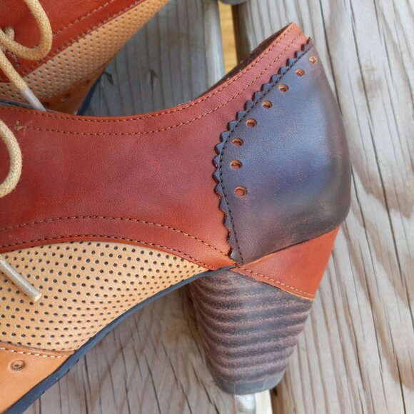 NWOT L'Artiste Vintage Inspired Leather Spectator Wingtip Short Heel Booties - Picture 10 of 10